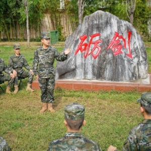 始终做党和人民完全可以信赖的英雄军队——解放军和武警部队认真学习、深刻 ...