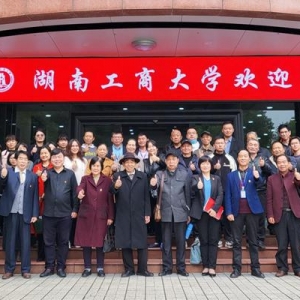 社区代表来到高校廉政教育基地，上一节有科技含量的党课 ...