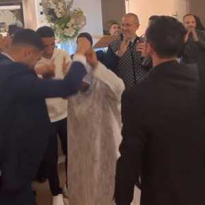 开心！归国庆贺时，阿什拉夫与母亲跳起了舞